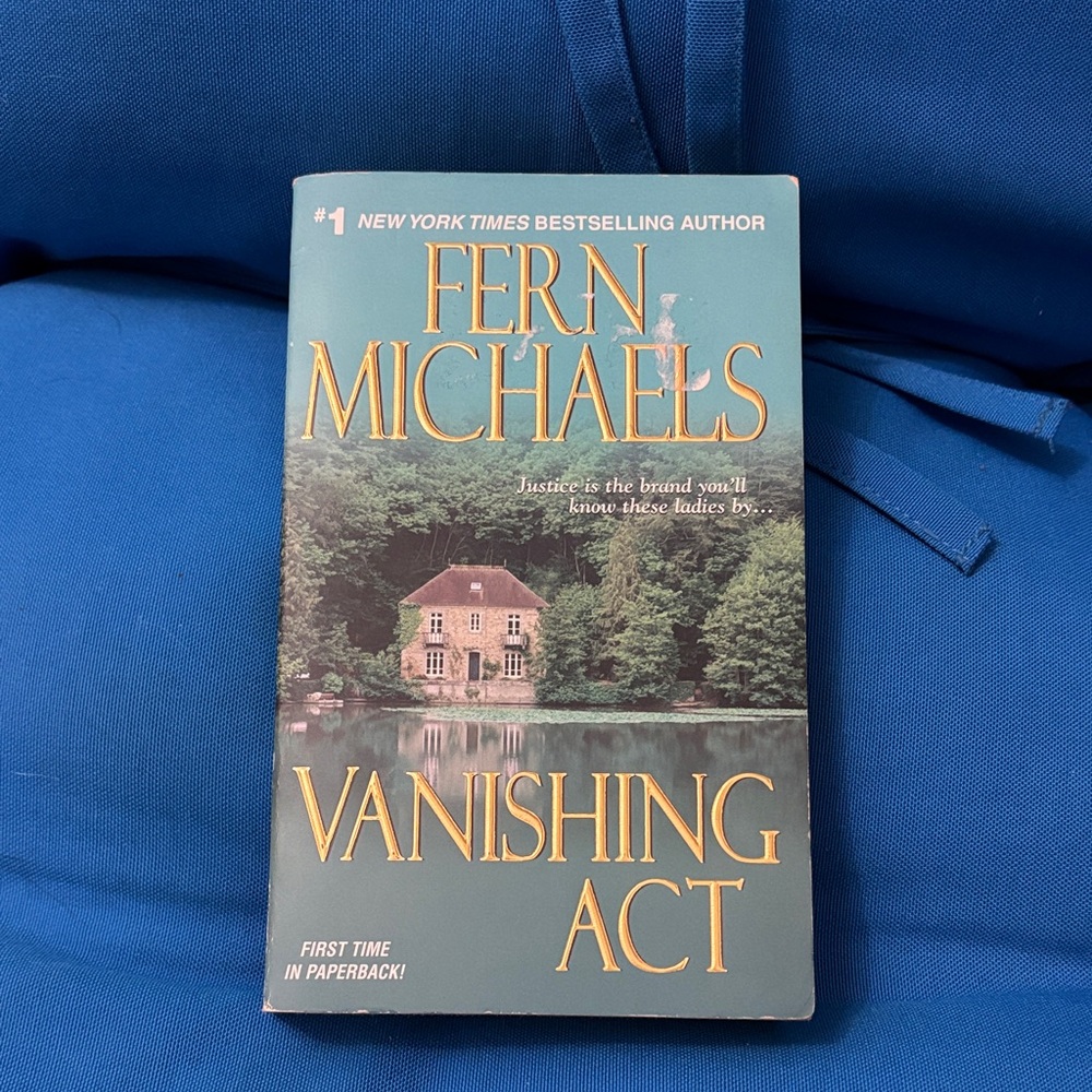 Vanishing Act By Fern Michaels Soft Cover #1NewYorkTimesBestsellingAuthor NWOTS